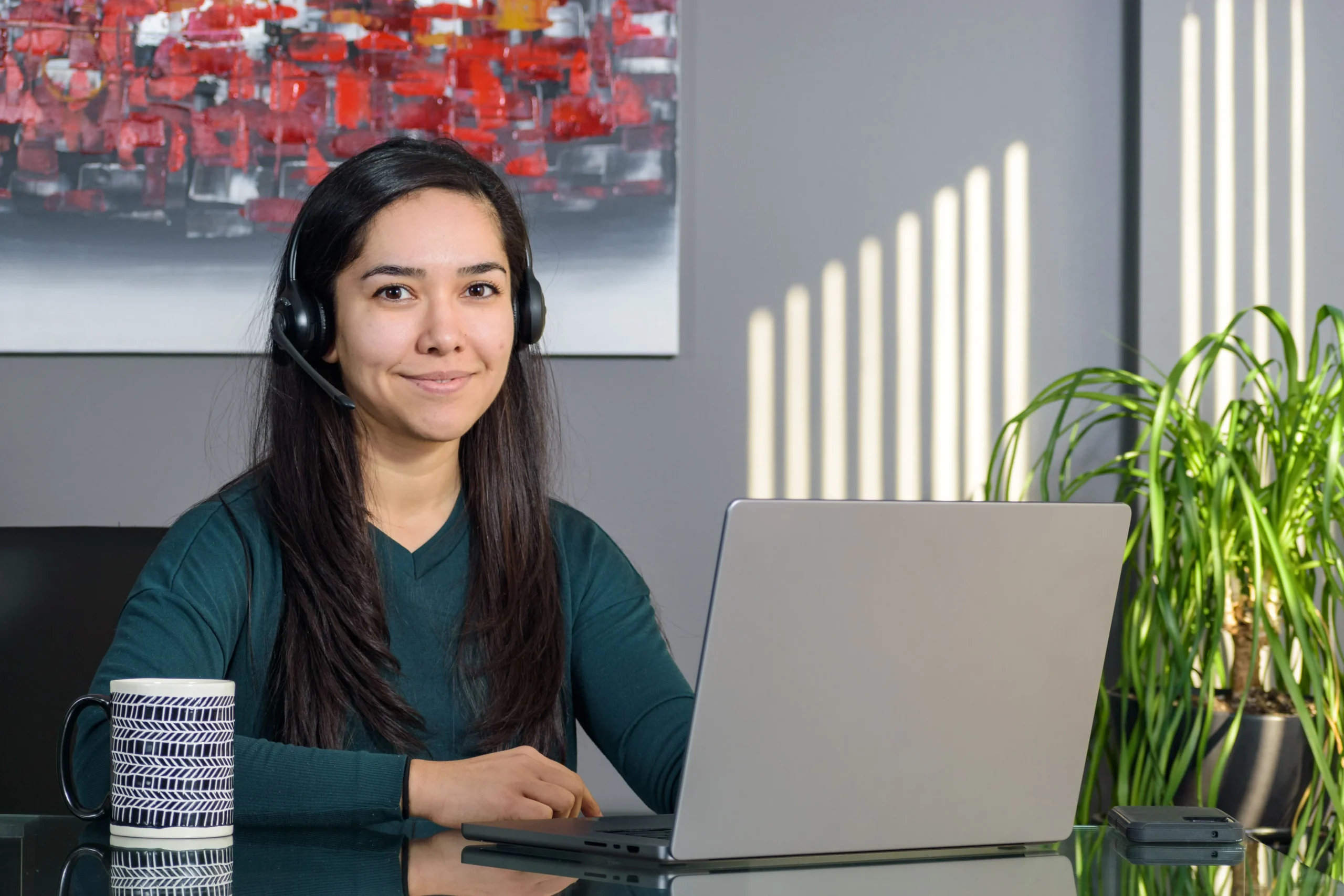 Filipino virtual assistant working remotely
